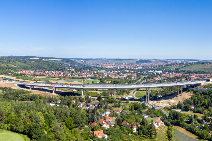 Luftbild Tal mit viel Wiese und der Talbrücke